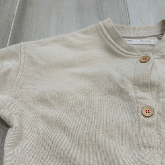 Zara 4T Kids Button Down Sweatshirt Beige and Beige Leggings Outfit - Picture 4 of 11